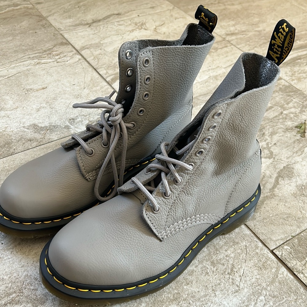 DR. MARTENS 1460 Pascal Virginia Leather Boots- NEW. Size 9 Women, 8 men, 41 EU